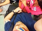pervertido - Chica mexicana toca la polla de un pervertido en el metro