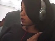 negro - Masturba discretamente a su novia en el avión
