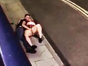 borracho - Chica borracha tocada en la calle en una acera