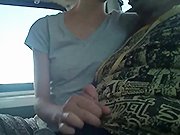 handjob - Ella masturbates con su novio en un autobús (masturbación con la mano)