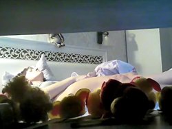 masturbación - Chico esconde la cámara y graba a su chica masturbándose