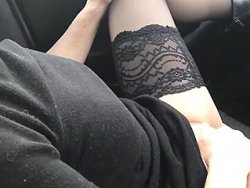 French - Francesa madura masturbada en su coche