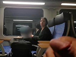 pervertido - chica mira al chico masturbarse en el tren