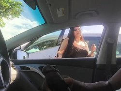 pervertido - A pervertido saca su polla y masturbated in su auto