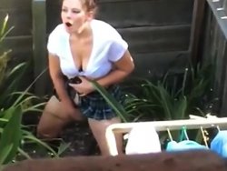 vecino - La vecina se masturba en el jardín