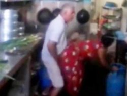 Asiática - El abuelo se folla el coño de su puta en la cocina